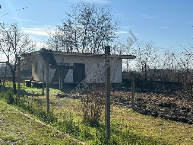 Shtepi private ne shitje ne zonen e Qerekes shume prane Aeroportit Nene Tereza dhe zones se Valiasit